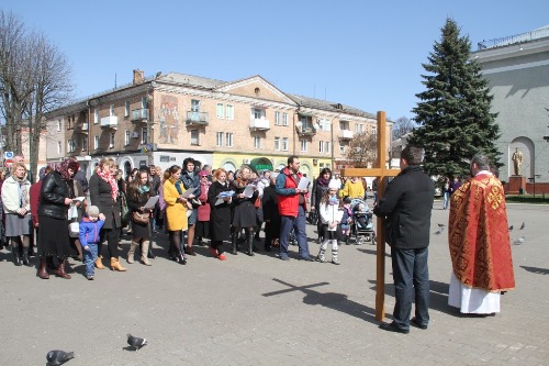 У Нововолинську вперше відбулася Хресна Дорога вулицями міста.(ФОТО)